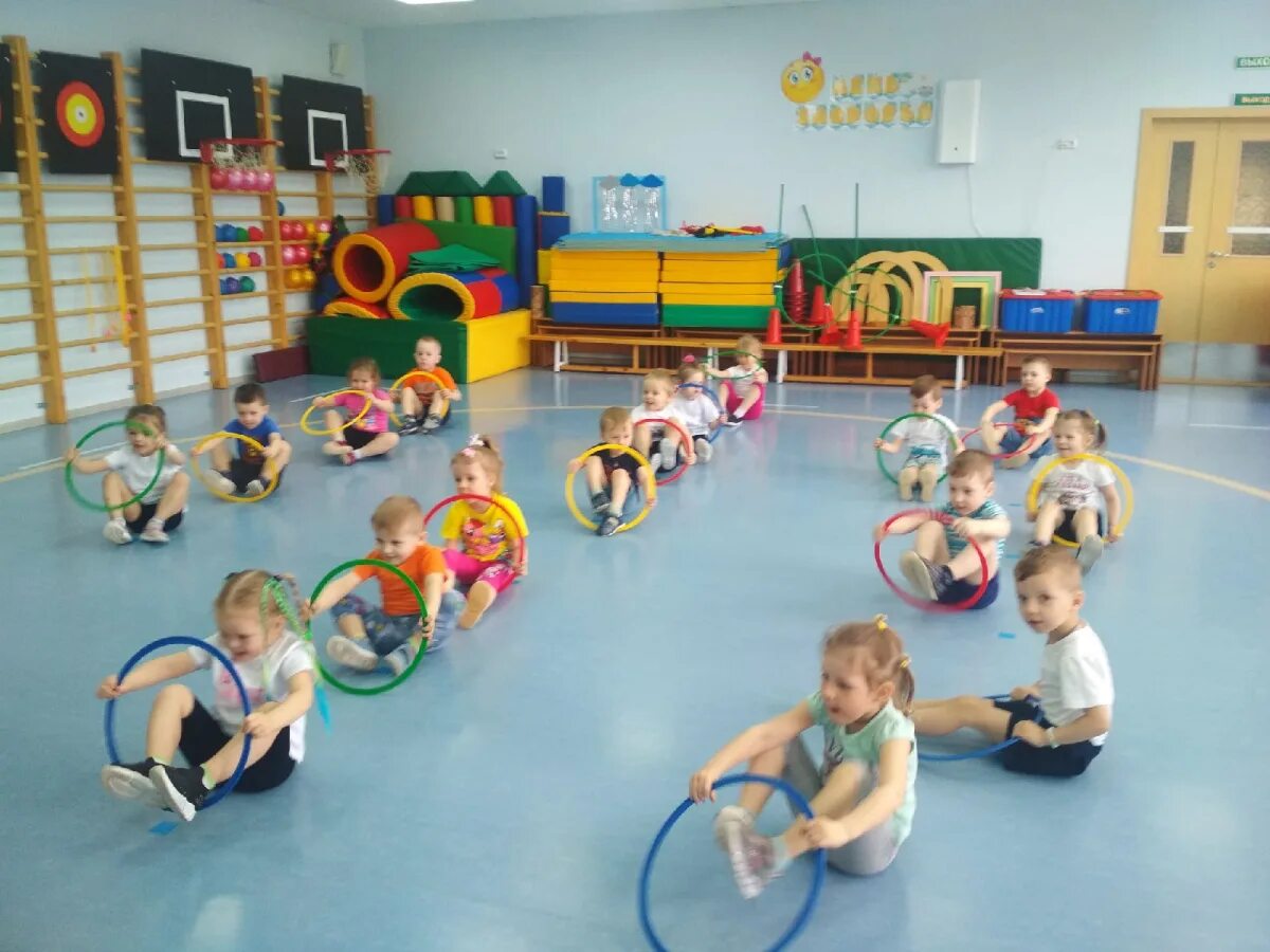 Занятия родителей с детьми. Физкультурные досуги в детском саду. Физкультура для малышей. Спортивный праздник с родителями в детском саду. Занятия гимнастикой для детей.