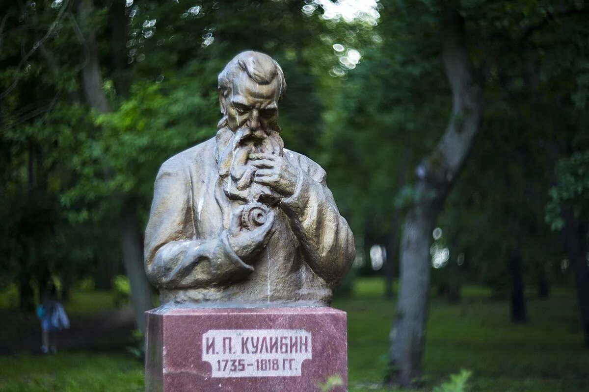 памятник кулибину в нижнем новгороде. могила кулибина в нижнем новгороде. имя какого изобретателя носит парк нижнего новгорода. кулибинский парк нижний новгород. памятники в парке кулибина.