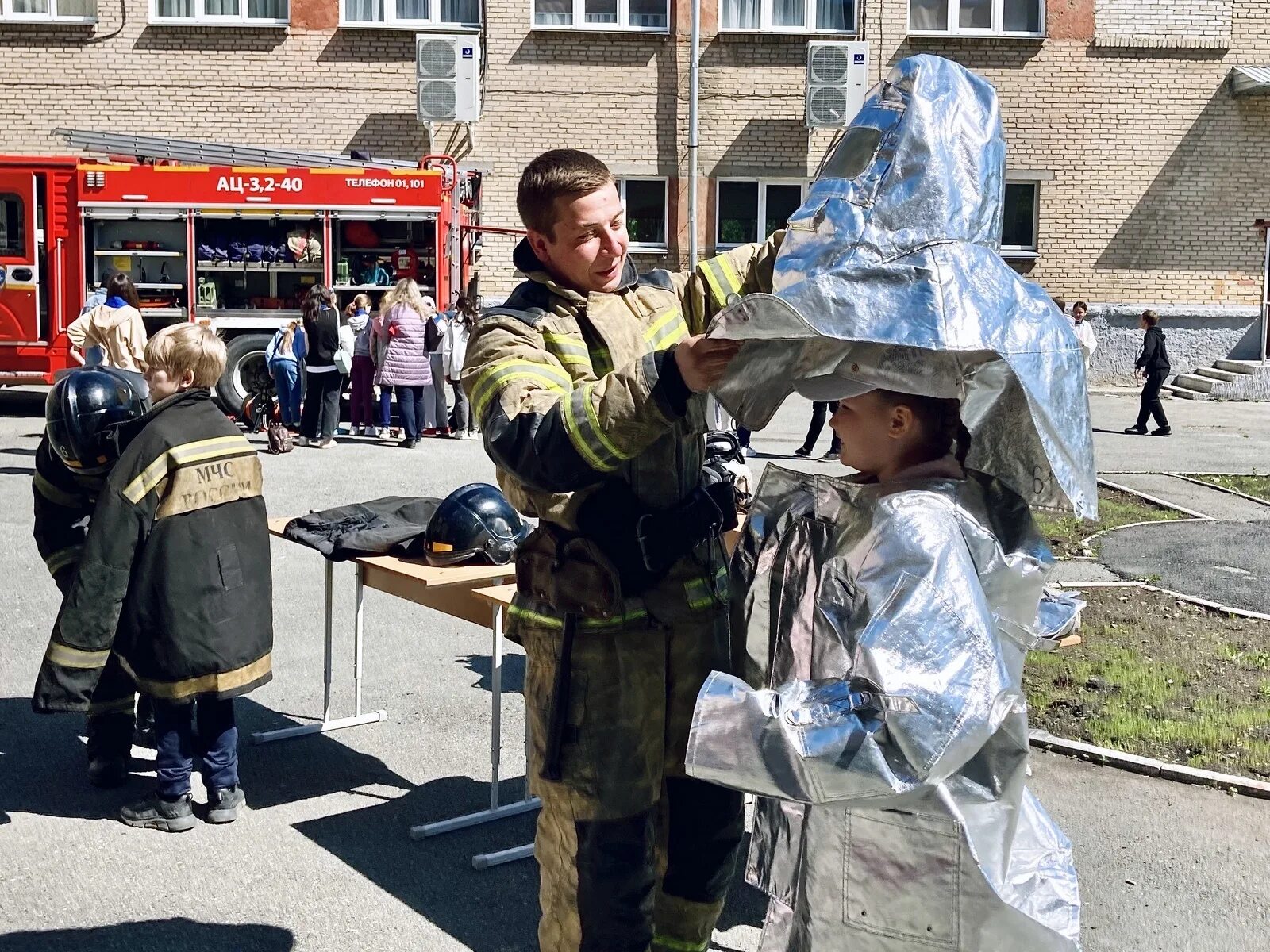 Пожарные в день защиты детей. День пожарного п лопча. День пожарника в детском саду. Юный пожарный. Пожарные.