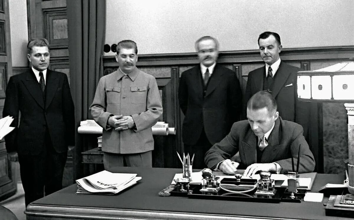28 сентября 1939 г. Молотов риббентроп пакт о дружбе. советско-германское соглашение в сентябре 1939. пакт молотова риббентропа фото. молотов риббентроп эстония.