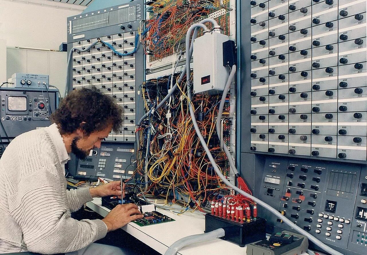 Где создают компьютеры. Аналоговый компьютер. Аналоговые ЭВМ. Первый аналоговый компьютер. Аналоговые вычислительные машины.
