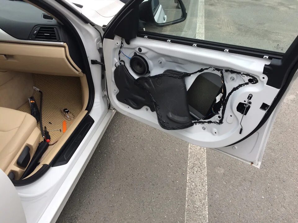 Не открывается дверь х5. Bmw f30 двери. дверь бмв ф20. дверь bmw f10. шумоизоляция водительской двери бмв f30.