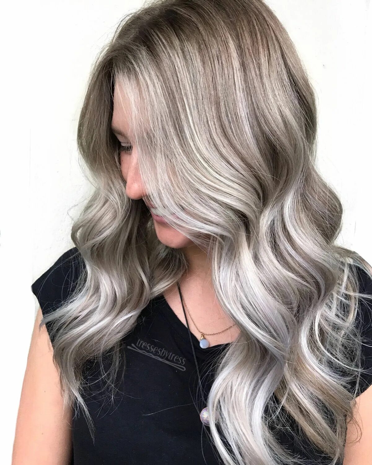 Ash blonde. Мелирование Сильвер грей. Сильвер Вайт. Пепельный миллиривинь. Шатуш балаяж пепельный мелирование.