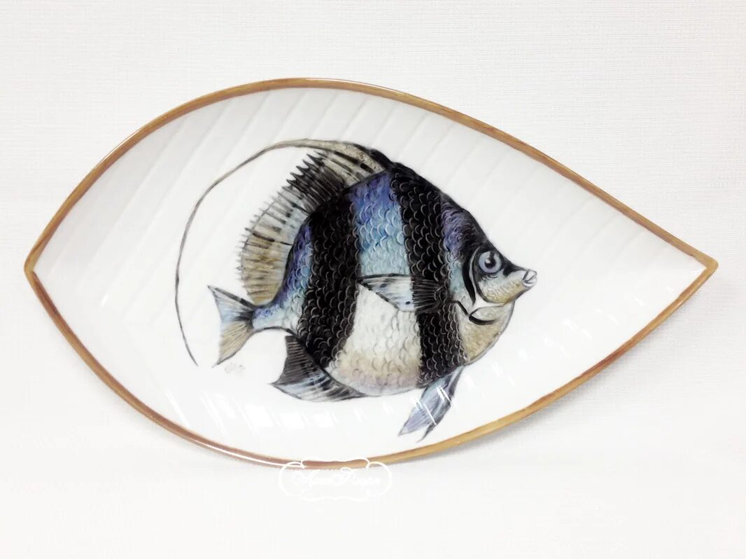 Тарелка рыбка. Тарелка с рыбками. Керамические тарелки в виде рыбки. Тарелка фарфор с рыбами. Тарелочки рыбки.