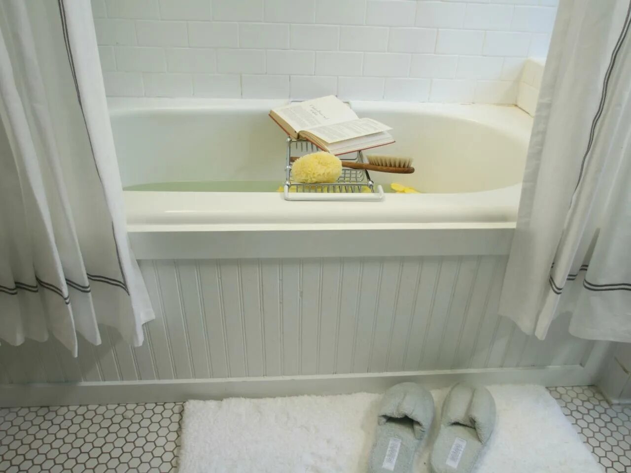 Шторка под ванную. Экран под ванну шторка. Жалюзи пластиковые под ванну. Экран под ванную реечный. Почему прячутся в ванной