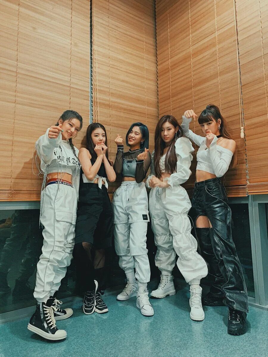 Итзи песня wannabe. Kpop группа itzy. итзи ваннаби. группа itzy участницы. midzy itzy.