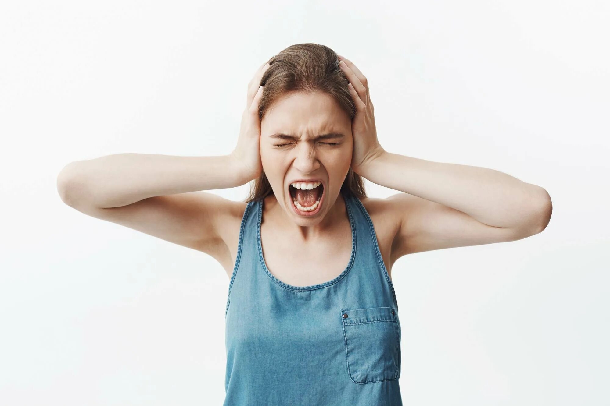 Громко орущая девушка. Девушка кричит. Громко орущая девушка. Блондинка кричащая в мегафон. Кричащая женщина.