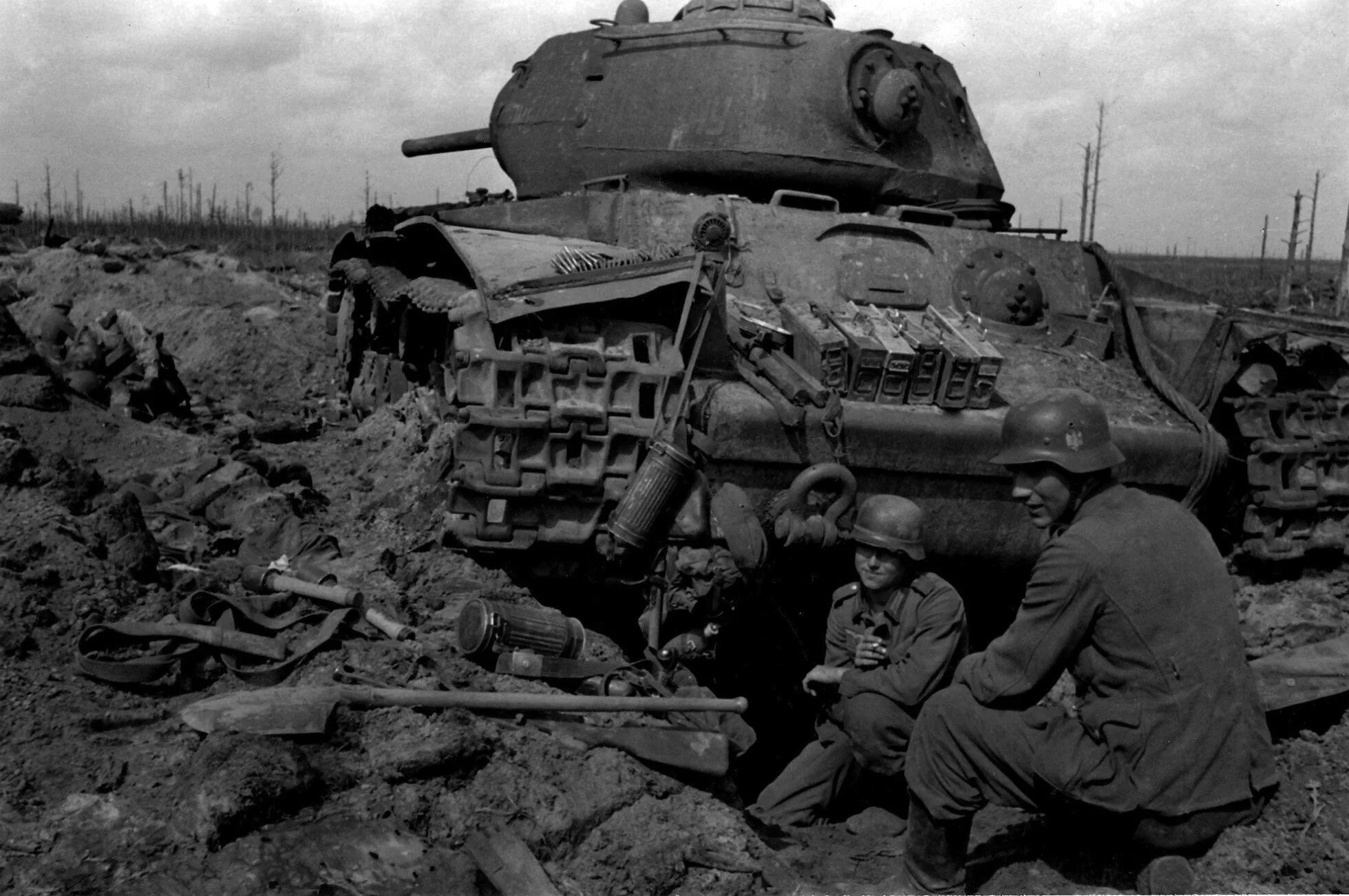 Подбитые танки т-34 и кв-1с 1942. Кв 1 во второй мировой войне. Танк кв 1 с 1943. Расстрелявший немецкую танковую колонну Советский танк кв-1c. Немецкие танки после