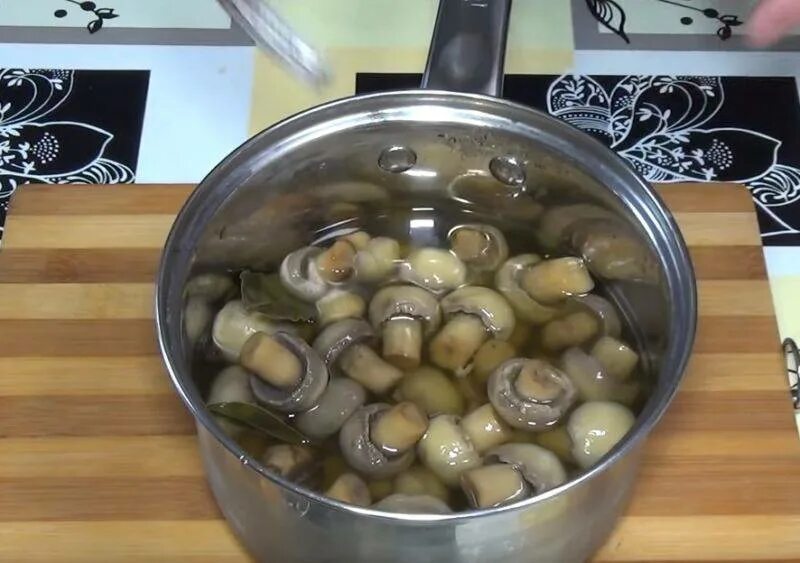 шашлык из шампиньонов. грибы шампиньоны на мангале. шампиньоны на шампурах. как замариновать грибы шампиньоны для мангала. грибы на сетке на мангале.