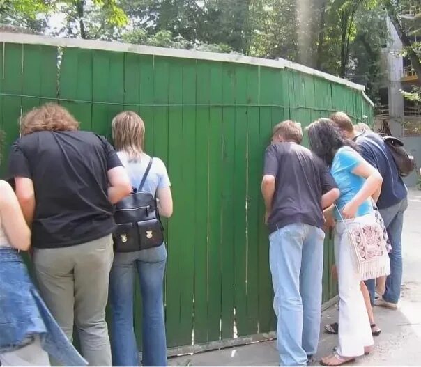 Фото фестиваль вуайеристов. Девушки на улицах вуайеризм. Девушка тиф экзамен вуайерист. Вуайерист это кто простыми словами. Наблюдения вуайеристов.