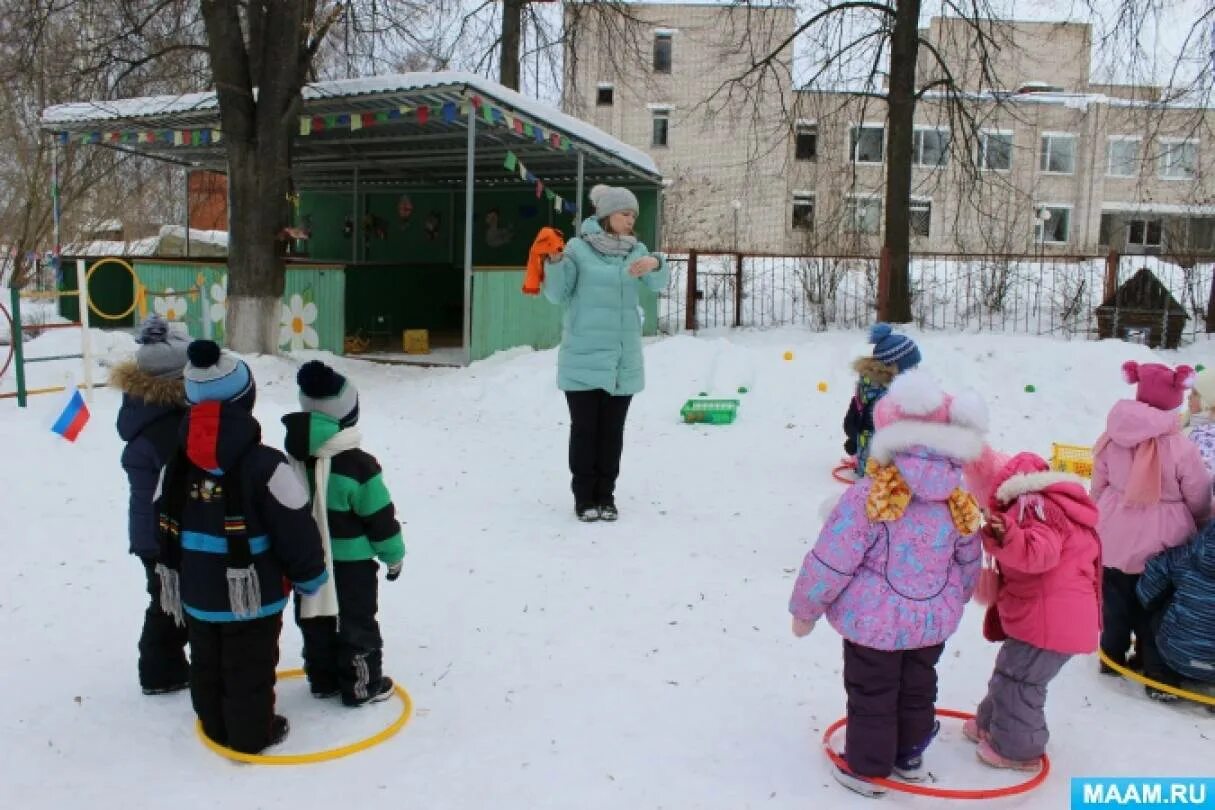 Спортивное развлечение зимой в младшей группе. Зимние развлечения для детей в младшей группе на улице. Зимние забавы в детском саду на улице во 2 младшей группе. Физкультурное развлечение в младшей группе на улице зимой. Игры забавы в младшей группе