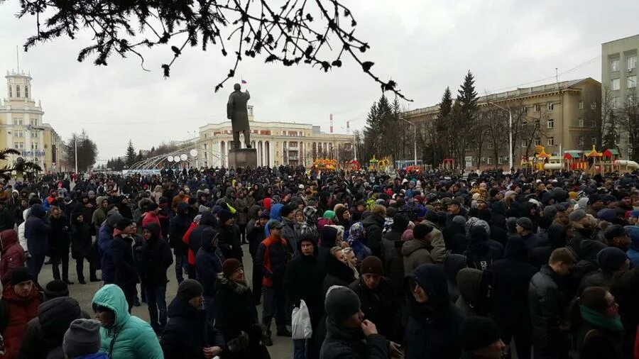 Губернатор митинги. Тулеев зимняя вишня митинг. 4 Тысячи человек фото. Площадь советов Кемерово за Путина. Кемерово при Тулееве.