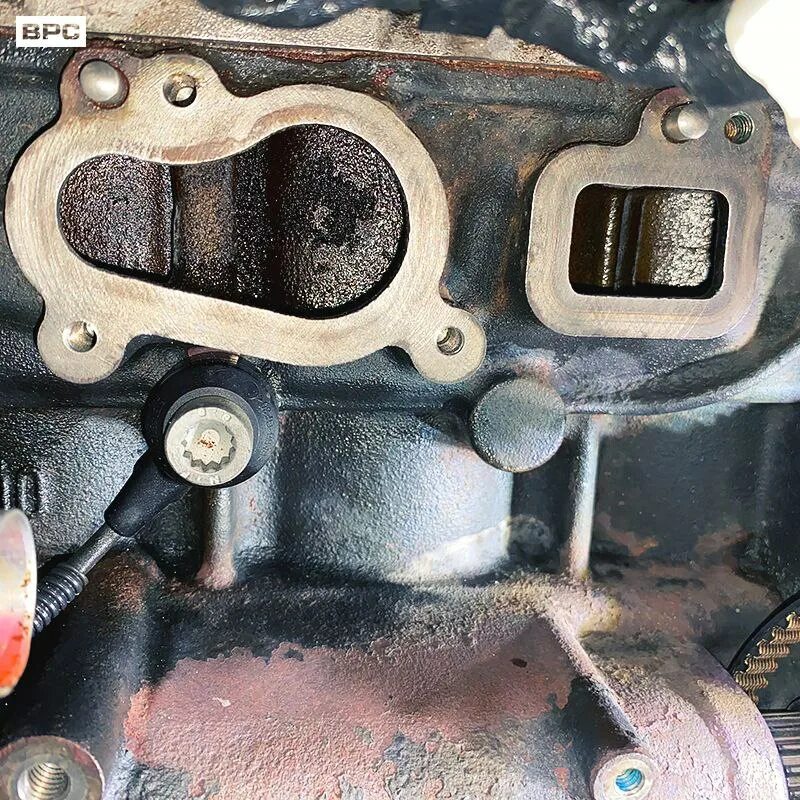 Гбц 2108 подогрев антифризом выпускного коллектора. Антифриз впускном коллекторе ваз 2114. Шпилька на выпускной коллектор 2115. Тосол в коллектор 21213. Тосол из под прокладки выпускного коллектора ваз 2114.