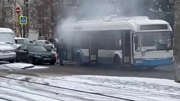 Каким цветом горел маршрут под номером 19. Сгоревший троллейбус в Москве 1993. Пожар на Сельмаше в Ростове на Дону. Пожар на Сельмаше в Ростове 10 июня.