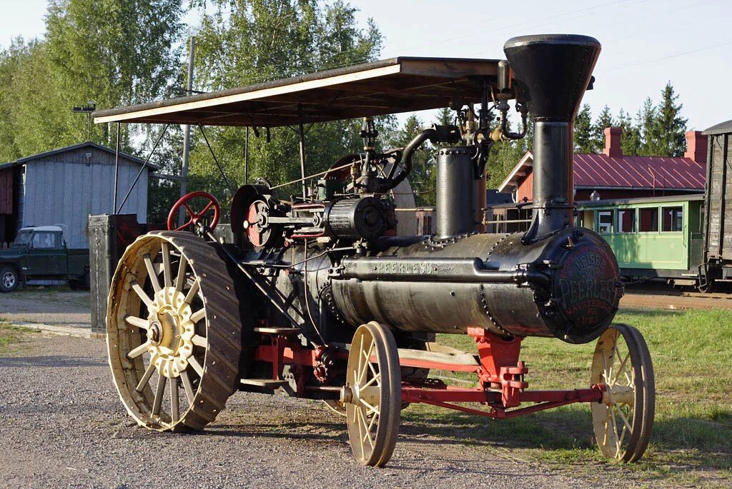 паровая машина. быстроходный паровик. тепловой двигатель 19 века. паровой трактор игрушка. импульсный паровой двигатель.