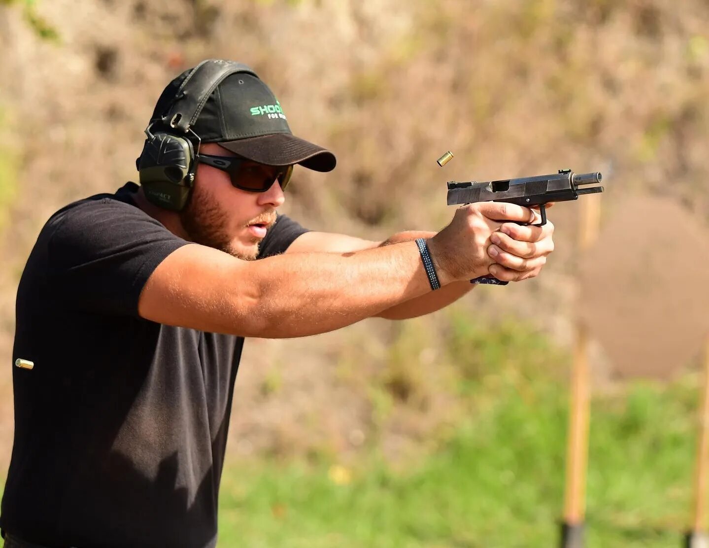 Shoot shot short. Стреляет из пистолета. Стрелковый спорт. Ружье для пострелушек. Shoot shot short.