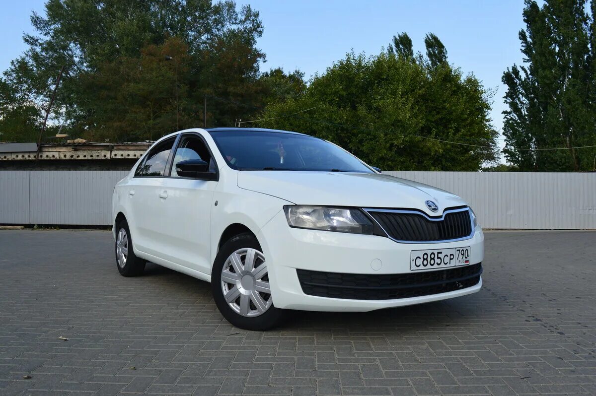 Шкода рапид 2015 купить. Шкода Рапид 15 года. Skoda Рапид белая Краснодар. Skoda Rapid 2015 оптика. Охладитель Шкода Рапид 2015 1.6.