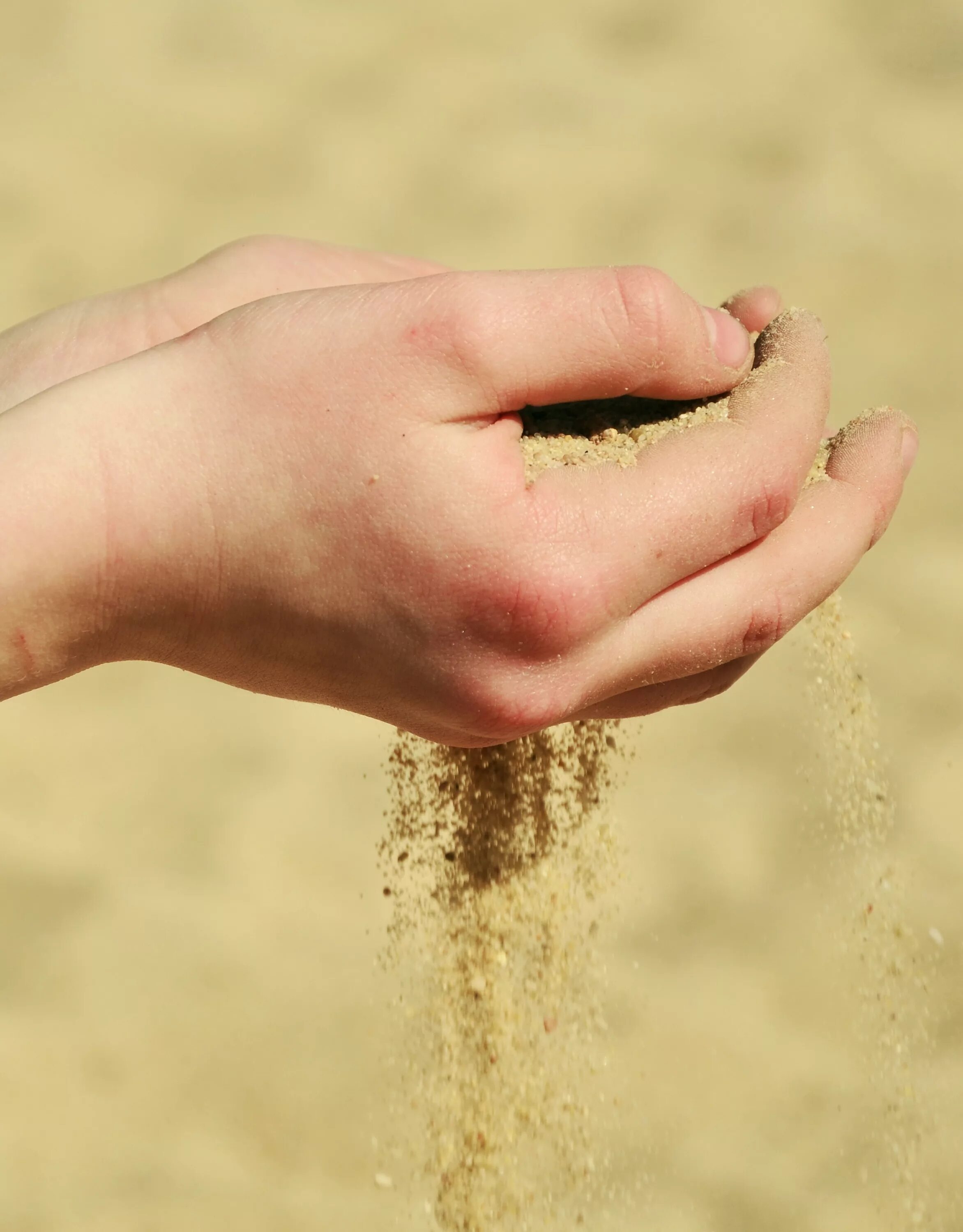 Сыплется. Песок в руках. Песок в ладони. Песок сыпется. Сыпучесть песка.