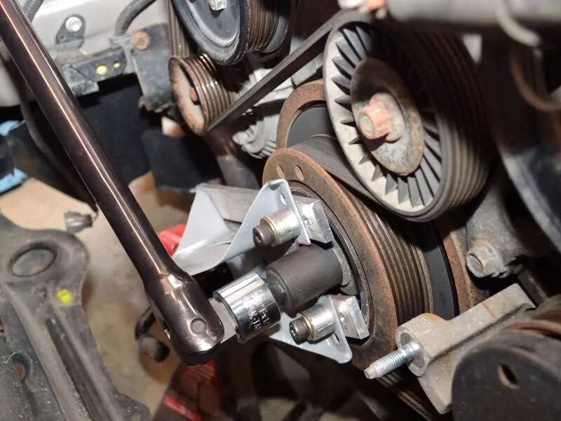 Болт шкива коленвала ваз 2115. В какую сторону крутить шкив. В какую сторону крутить шкив. В какую сторону крутить шкив. 6.