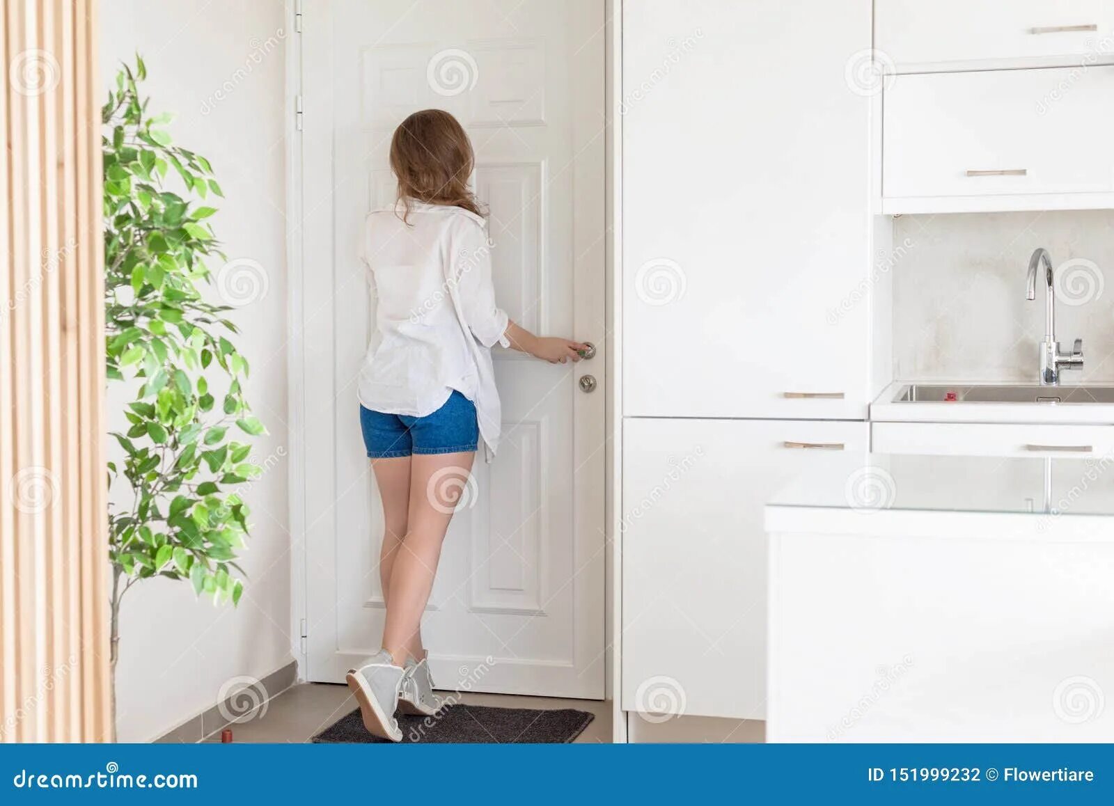 Always look through your peephole and put. Женщина и дверь сток. девушка звонит в дверь. nazuna looks into peephole.