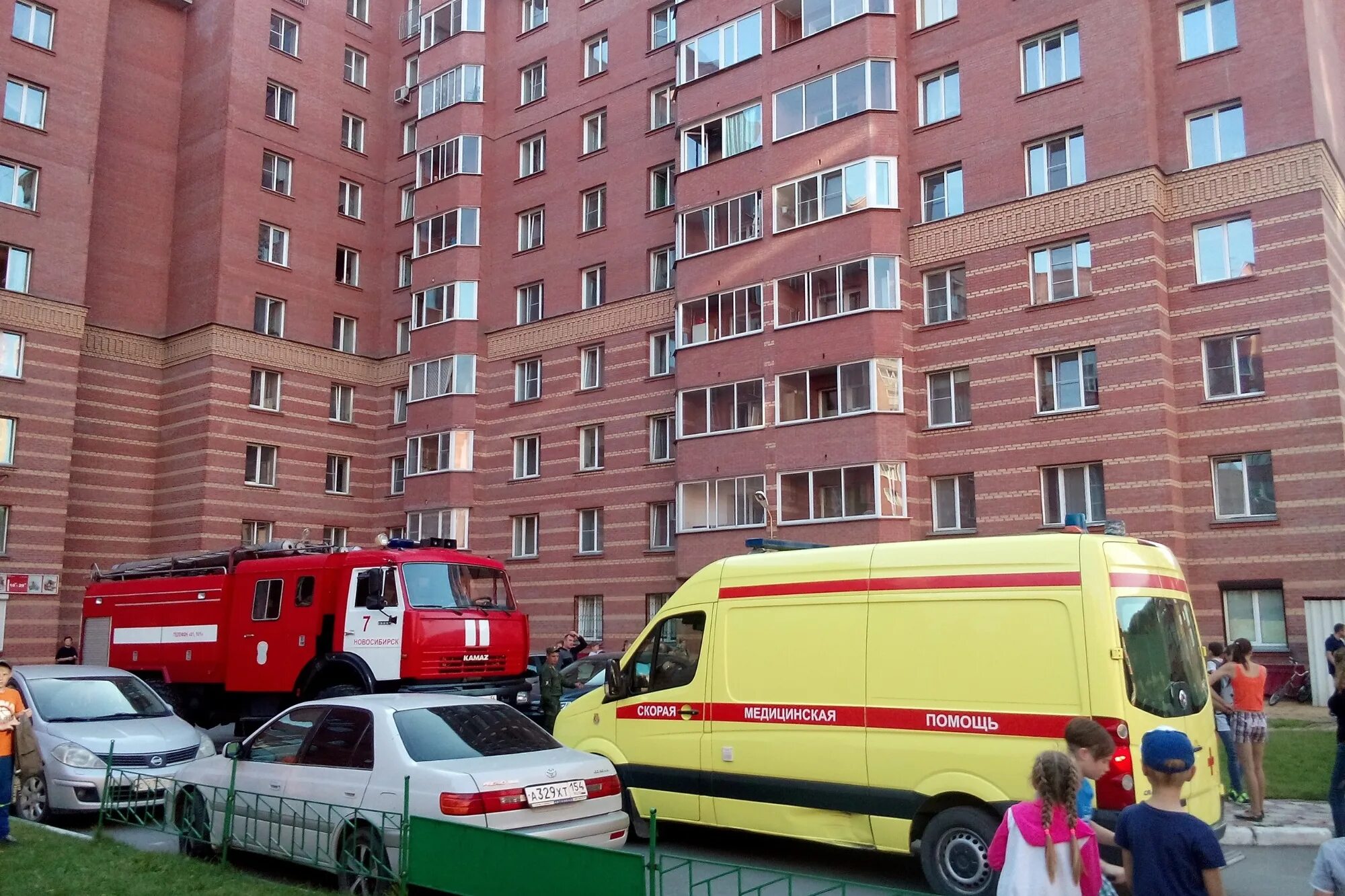 Спасательный дом. Пожарные Новосибирск. Пожар в Новосибирске сегодня. Пожар в Новосибирске сегодня Первомайский район.