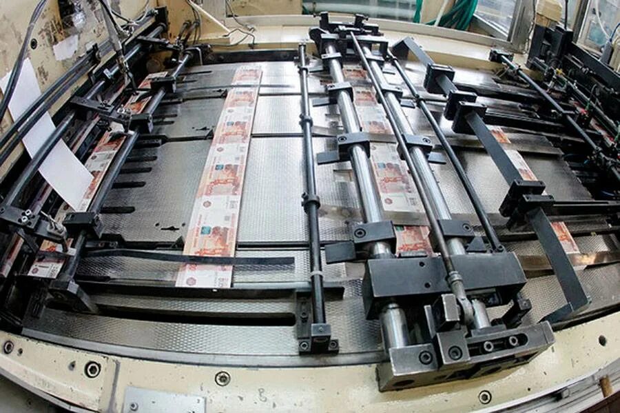 Производство 2000 руб. Денежный печатный станок. Печатный станок ГОЗНАК. Печатный станок рубли. Станок который печатает деньги.