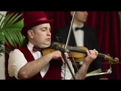 Напевает мотив