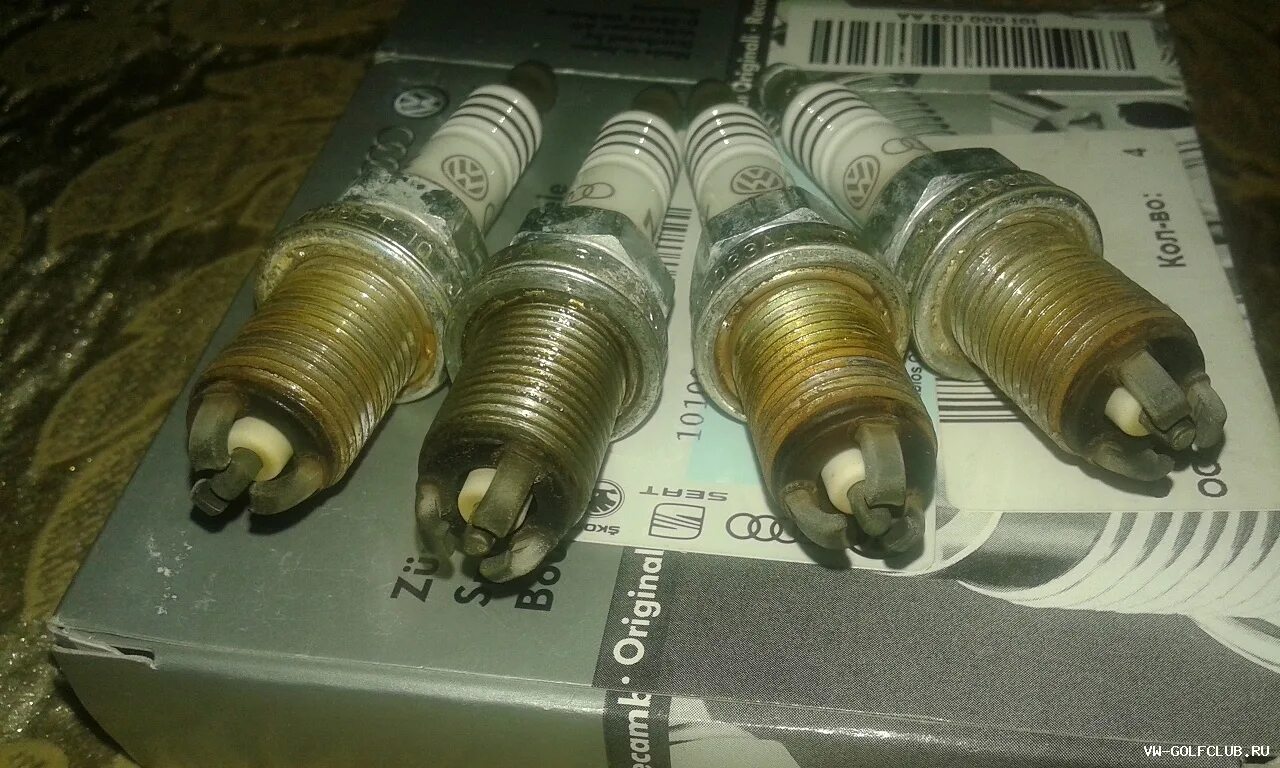 Свеча зажигания. Залитые свечи зажигания. Свечи гольф 3. Как просушить цилиндры если залило свечи. Заливка свечей.