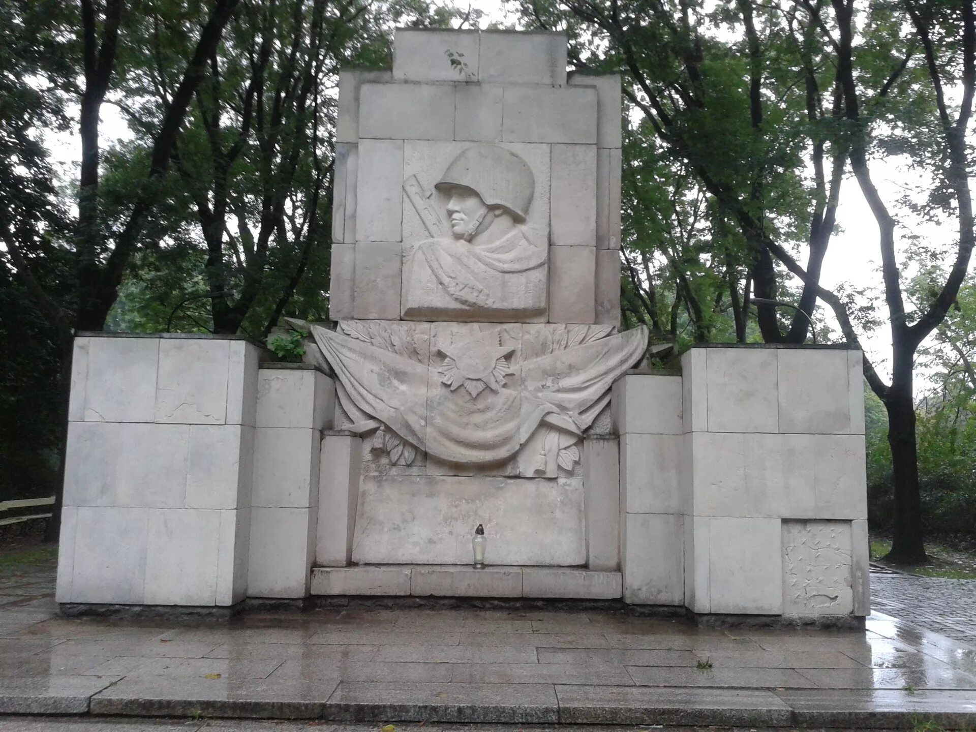 Памятник благодарности. Памятник красной армии в Варшаве. Мемориал в Скарышевском парке. Памятник солдатам красной армии в Польше. Памятник благодарности солдатам красной армии в Варшаве.