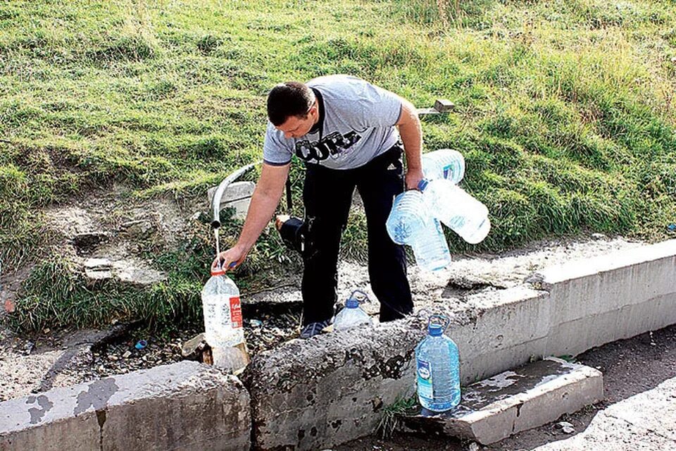 Можно ли пить из родника. Родниковая вода опасна. Родник бухают. Родниковая вода прикол. Мониторинг воды в саратовских Родниках.