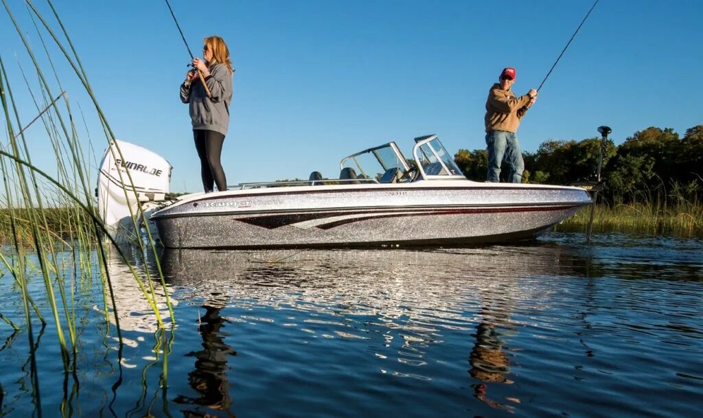 Рыбак используя моторную лодку проходит. Катер bass fishing boat. рыбак на катере. рыбацкая лодка с рыбаками. рыбак в лодке.
