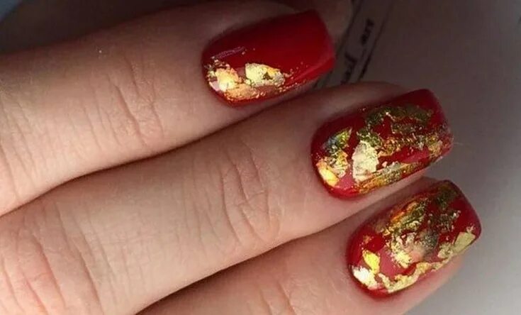 красный маникюр с золотой поталью. красно-чёрный маникюр с золотом. красный маникюр с фольгой. красный маникюр с золотой поталью. красный маникюр с фольгой.