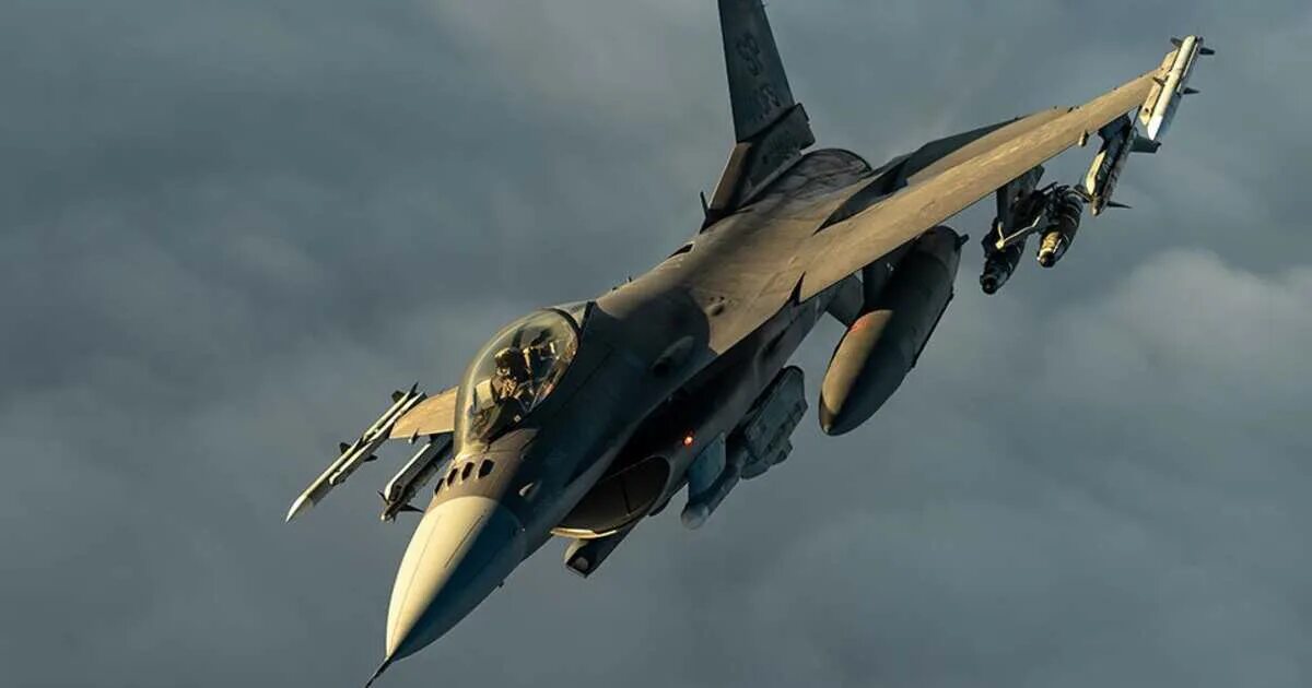 F 16 истребитель украина. Американский истребитель f-16. F-16 ВВС Украины. Военный истребитель.
