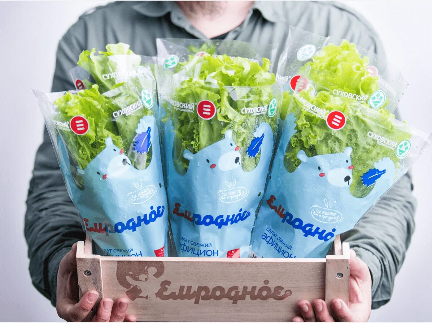 упаковка свежий. картонные коробки для овощей и фруктов. пластиковые пакеты в супермаркетах. свежие овощи в упаковке. яблоки в упаковке.