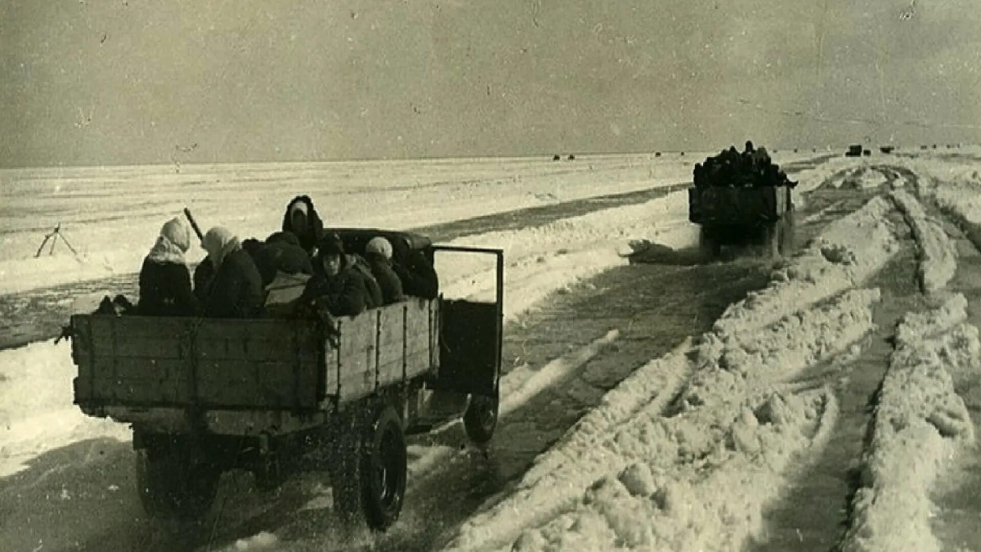 Долгие дороги жизни. Дорога жизни блокадного Ленинграда. Ленинград Ладога дорога жизни. Дорога жизни Ладожское озеро. Блокада Ленинграда Ладога дорога жизни.