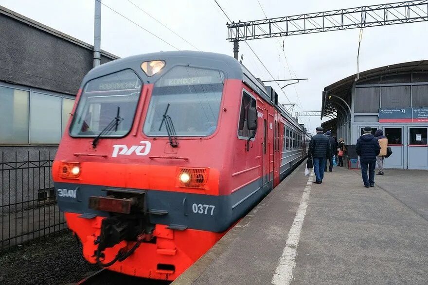 Электрички тайцы спб балтийская. Городская электричка Петербурга. Электрички ЛЕНОБЛАСТЬ. Первая городская электричка. Красное село Санкт-Петербург электричка.