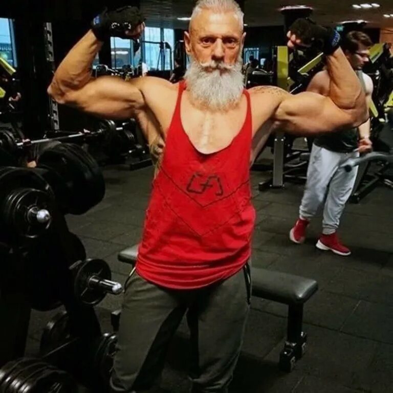 Сильный дед. Спортивный дедушка. дед спортсмен. дедушки в спортзале. дедушка в хорошей форме.
