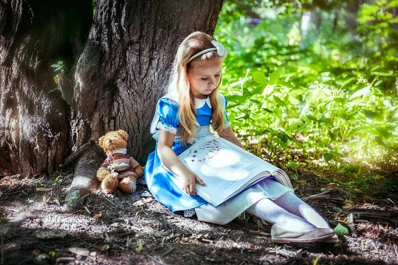 Алиса чудо слушать. Алисса в стране чудес. алиса в стране чудес фотосет. алиса в стране чудес фотосессия. фотосессия алиса в стране чудес для детей.