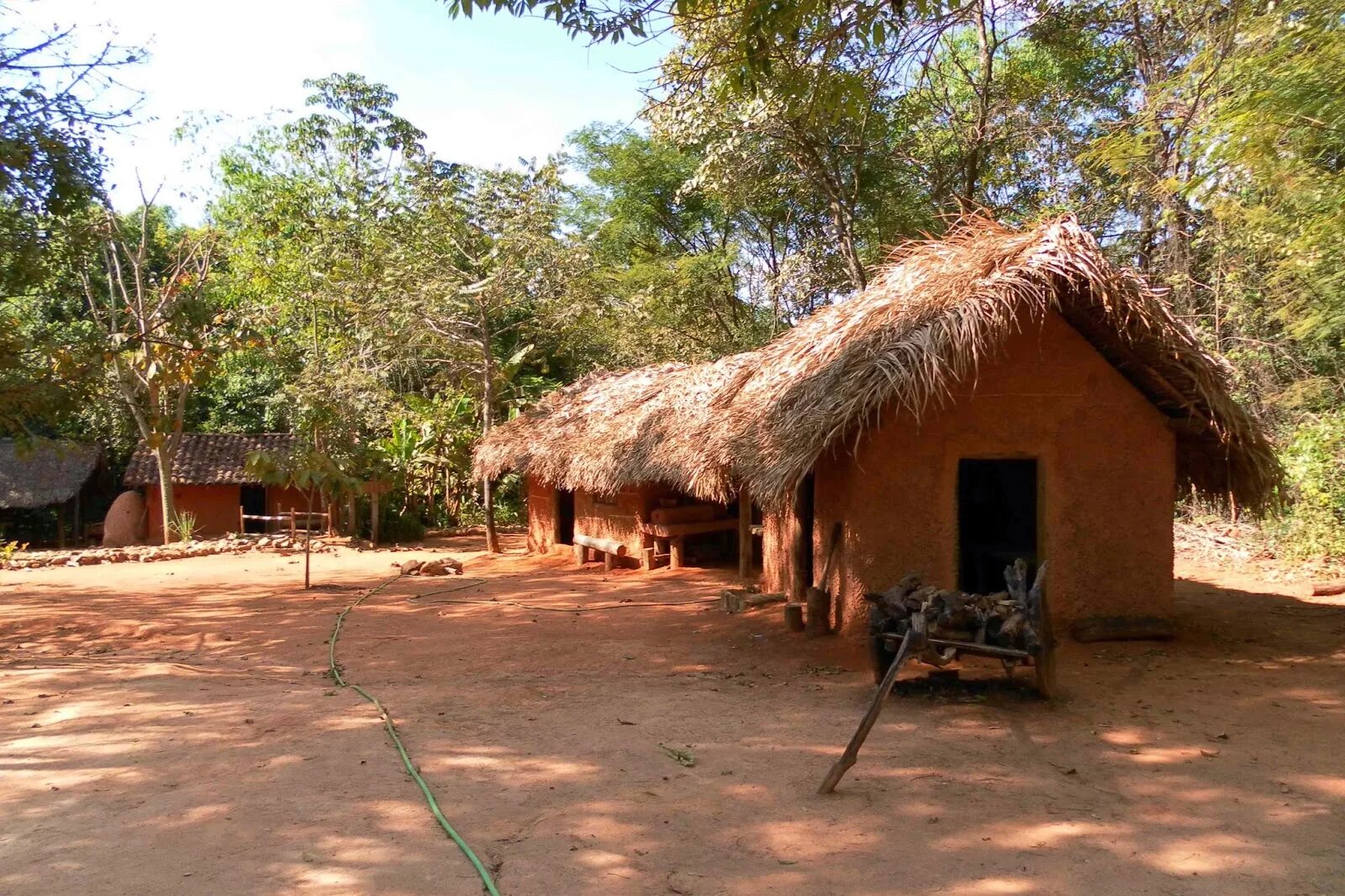 Here village. Деревни Санталов жилища Бангладеш. Виллаге. Tripura Houses Бангладеш. South indian Village.