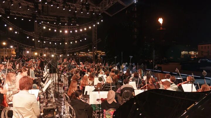 Концерт 7 симфония. 9 августа 1942 ленинград симфония шостаковича. 7-я симфония шостаковича в блокадном ленинграде. 9 августа симфония шостаковича 2022 года санкт-петербург. 7 симфония сериал.