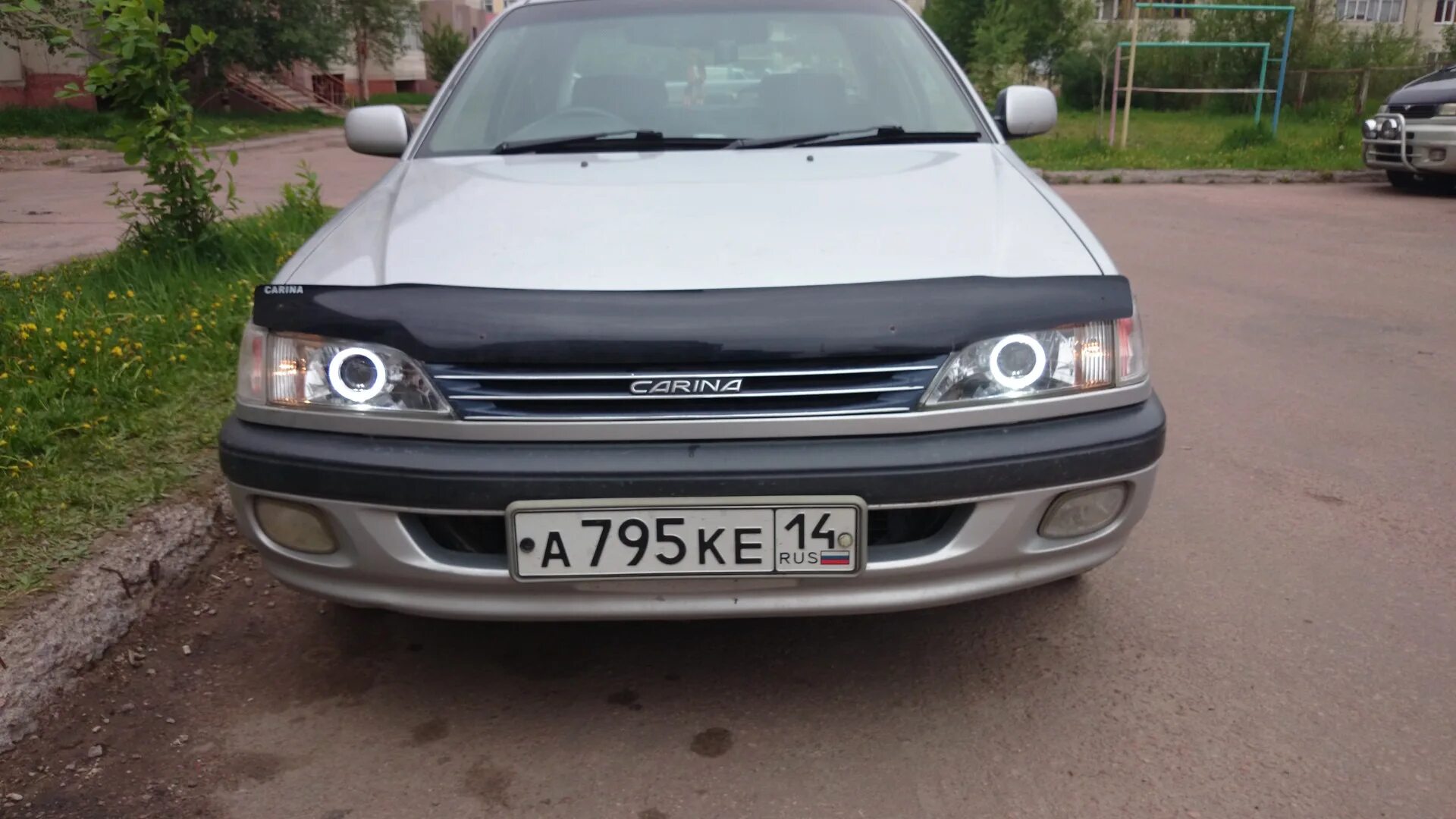 Фары carina. Toyota Carina 2001 ангельские глазки.