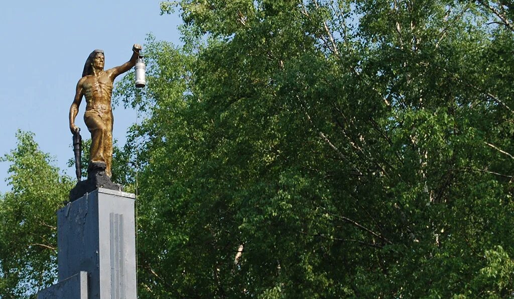 Время в партизанске. Памятники шахтерам Партизанск. Скульптура Шахтера Партизанск. Памятник шахтерской славы Партизанск. Стэла города Партизанск.