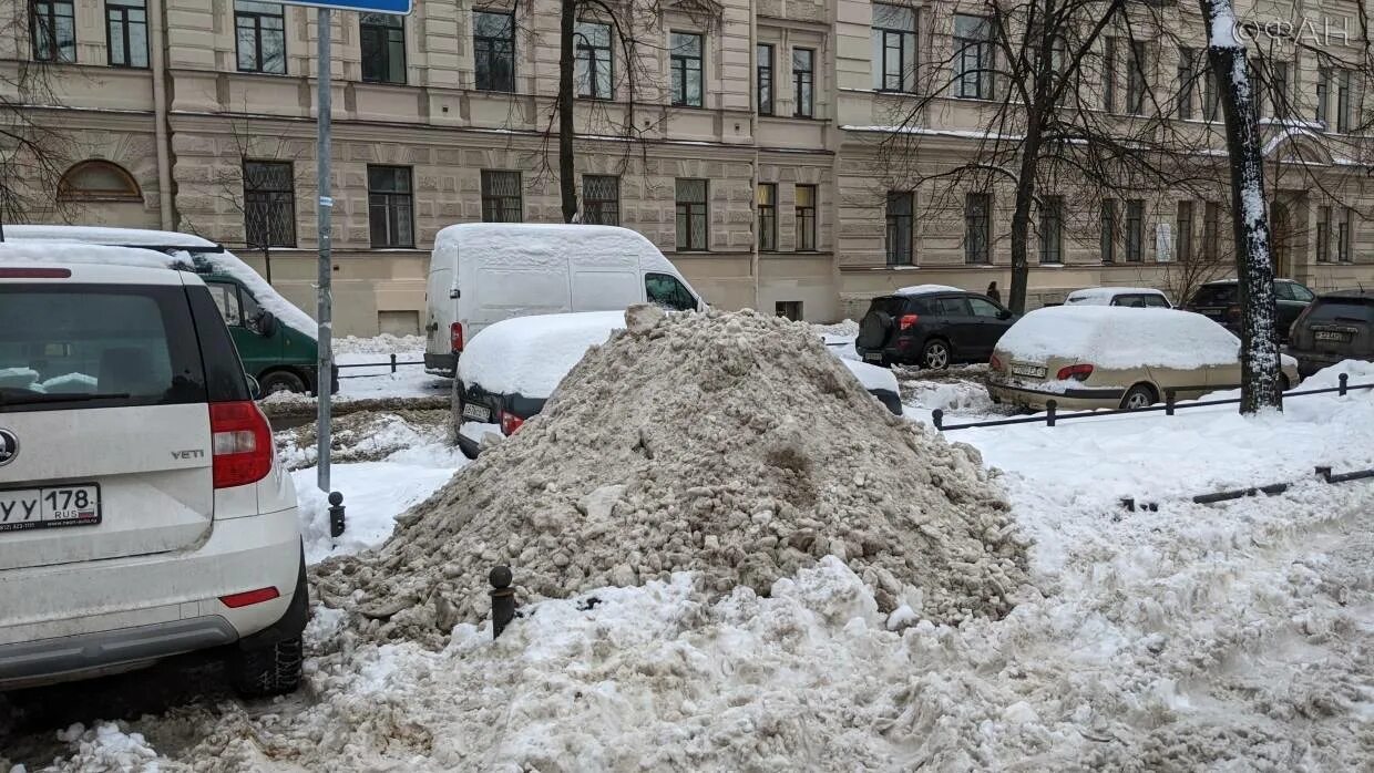 Почему без снега. Машина в снегу. Огромный сугроб снега в Питере. Снег в Питере. Не убирают снег в СПБ.