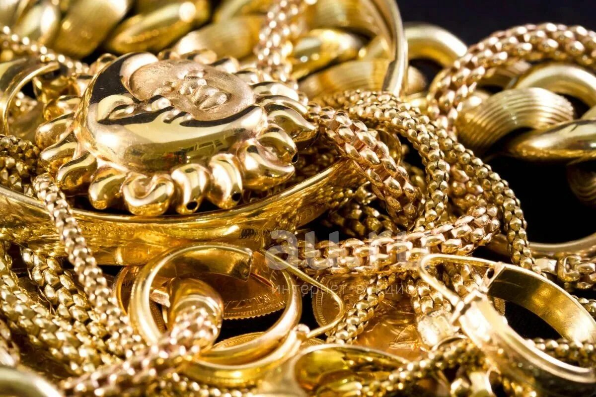 Купить бу золотые. Много золотых украшений. Золото драгоценности. Ювелирные украшения много. Золото украшения много.