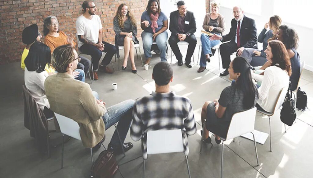 Группа анонимных алкоголиков. Сообщество анонимные наркоманы. Группа анонимных. Люди на тренинге. Клуб анонимных.