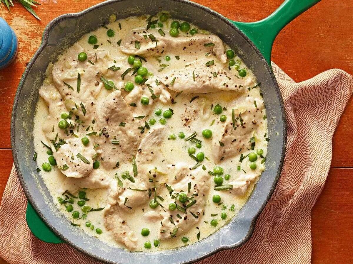 Куриные в сливочном соусе. Фрикасе из курицы с грибами в сливочном соусе. куриное фрикасе в сливочном соусе. курица фрикасе в сливочном соусе. мясо в сливочном соусе.