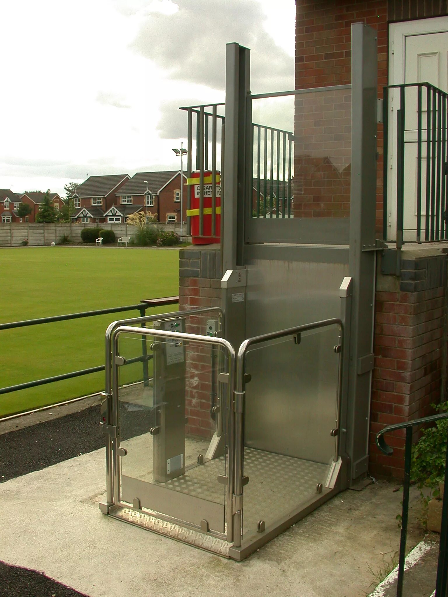 Подъемник в метро. Incline platform stair wheelchair lift engine. Disabled platform. Wheelchair platform модель. Китайские инвалиды.