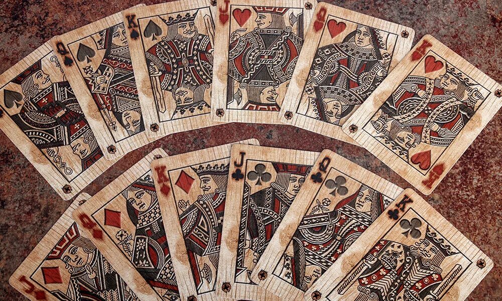 Карты на стол. Колода «Bicycle №17 playing Cards». Колода Bicycle Vintage Classic. Деревянные игральные карты. Деревянная колода карт.