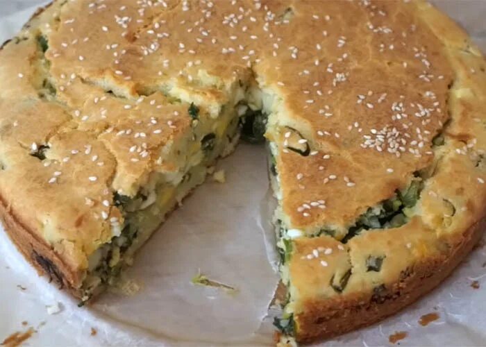 Тесто для заливного пирога с луком яйцом. Заливной пирог с луком и яйцом на кефире в духовке. заливной пирог с яйцом и зеленым луком. заливной пирог с луком и яйцом на кефире. заливной пирог с соусом.