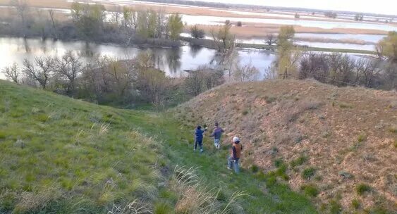 уровень вода астраханская область. маловодье фото. речка в тишкове в астрахани. водные ресурсы астраханской области. маловодье астрахани 2021.